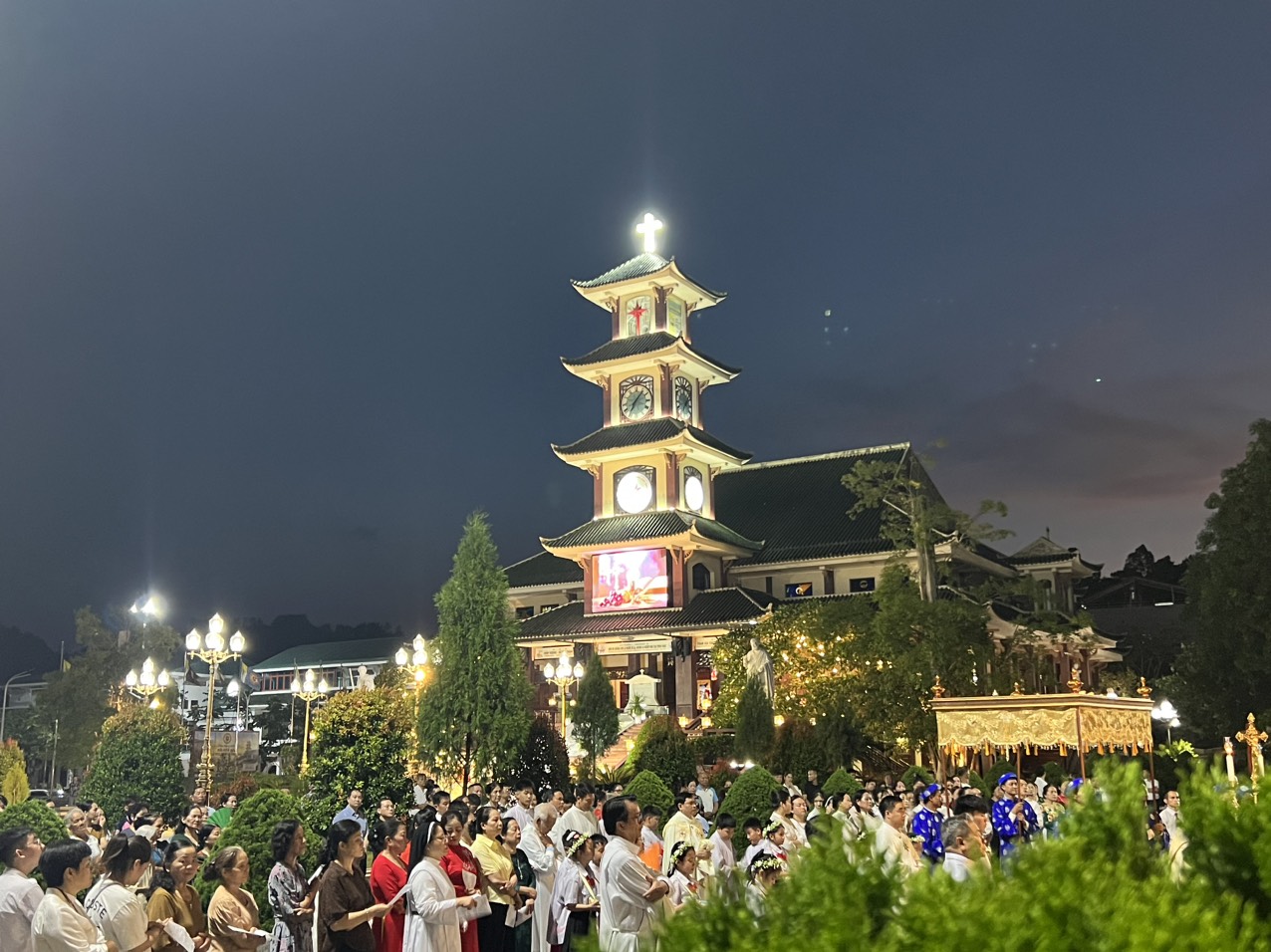 Thánh lễ trọng thể kính Mình và Máu Thánh Chúa Kitô và Cung nghinh Thánh Thể tại Nhà thờ Chính tòa Lạng Sơn