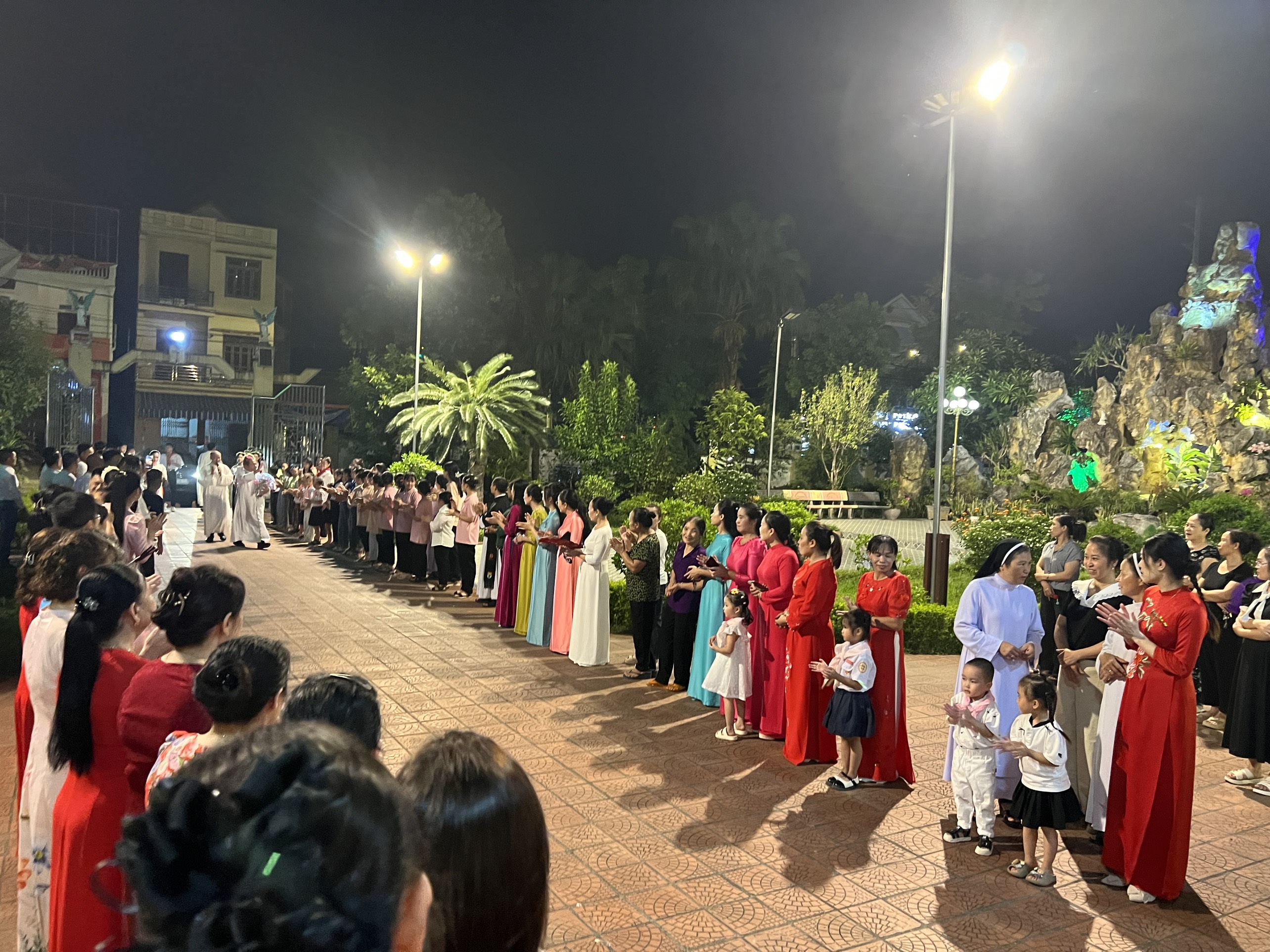 Giáo xứ Thất Khê: vui mừng với 19 em được lãnh nhận Bí tích Thêm Sức