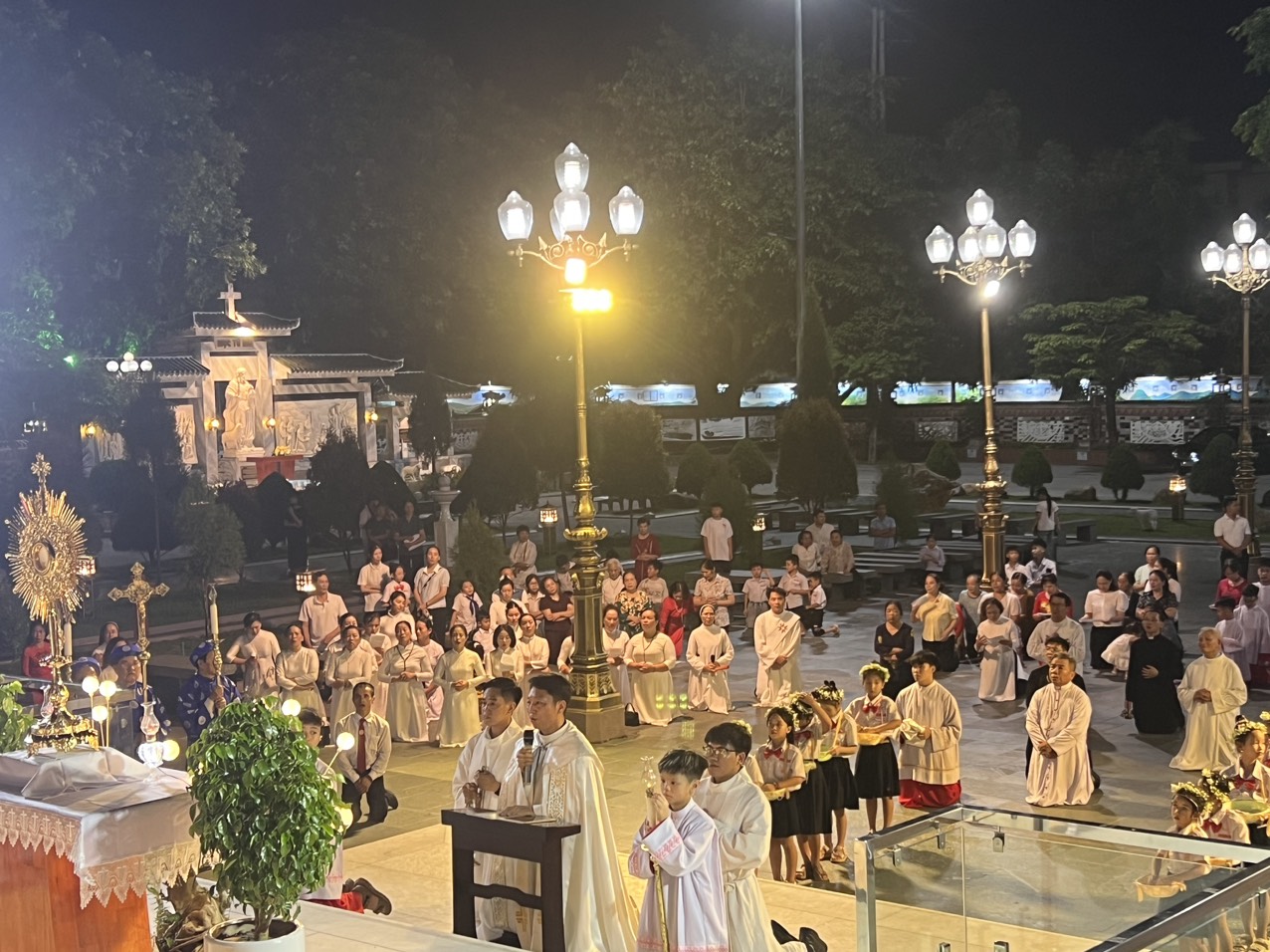 Thánh lễ trọng thể kính Mình và Máu Thánh Chúa Kitô và Cung nghinh Thánh Thể tại Nhà thờ Chính tòa Lạng Sơn