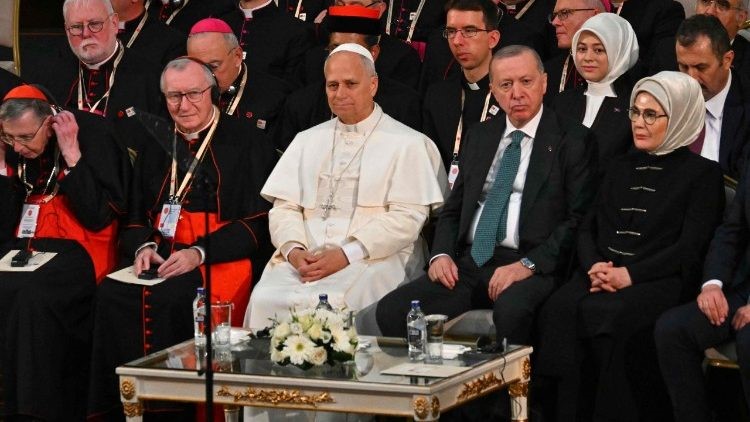 Đức Thánh Cha gặp gỡ các cấp chính quyền, xã hội dân sự và ngoại giao đoàn tại Thổ Nhĩ Kỳ