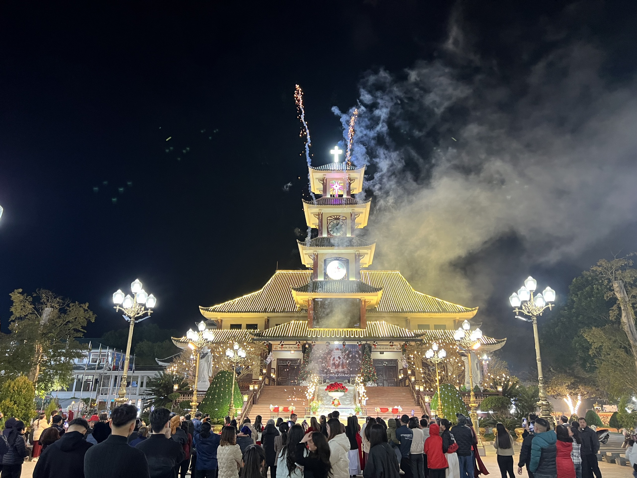 Giáo xứ Chính toà Lạng Sơn: vui Hội chợ Ẩm thực Mừng Chúa Giáng Sinh 2025 – Chào Đón Năm Mới 2026