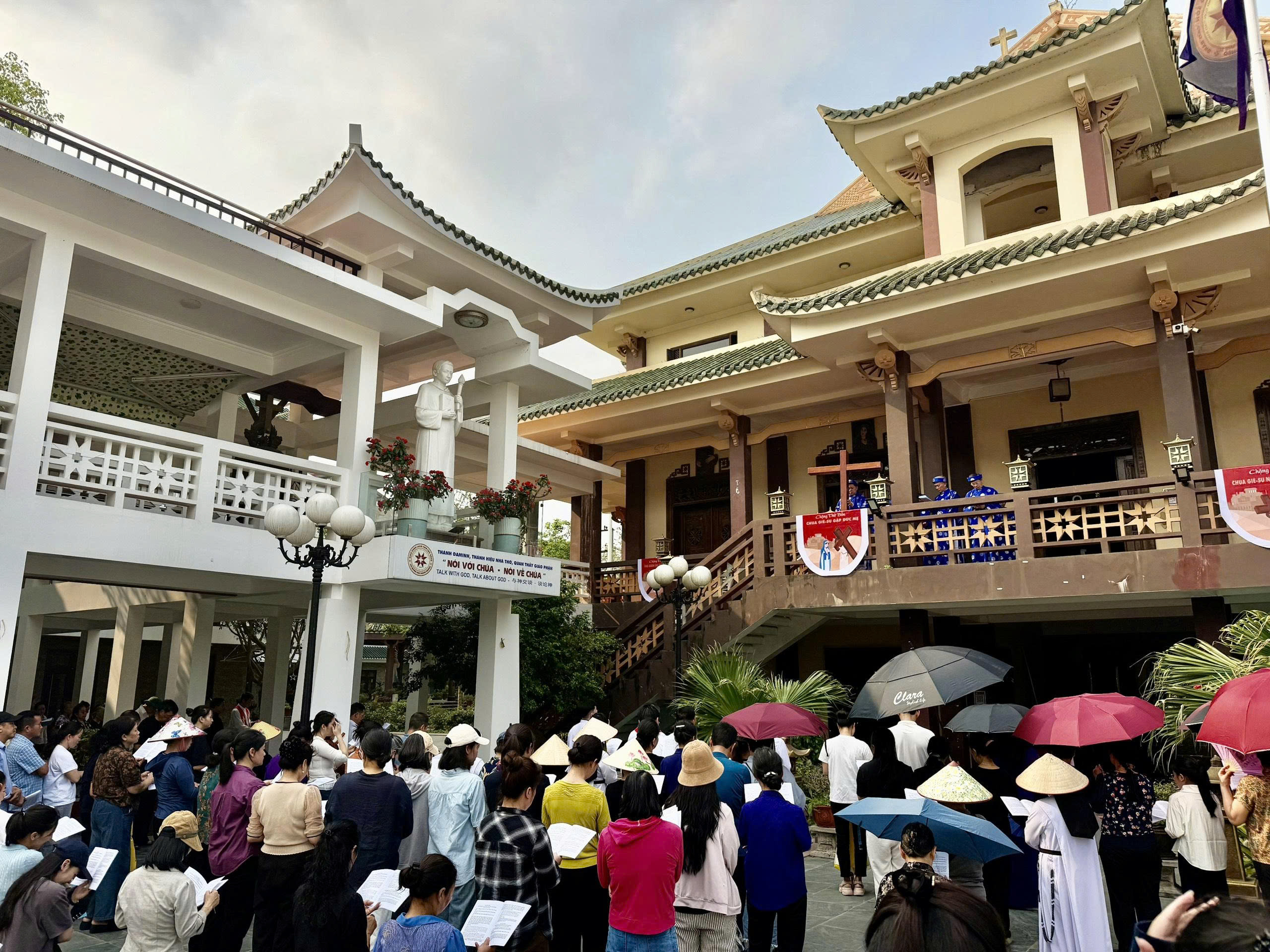 Gp. Lạng Sơn – Cao Bằng: Giáo xứ Chính Tòa Cử hành Đàng Thánh Giá trọng thể chiều Thứ Sáu Tuần Thánh