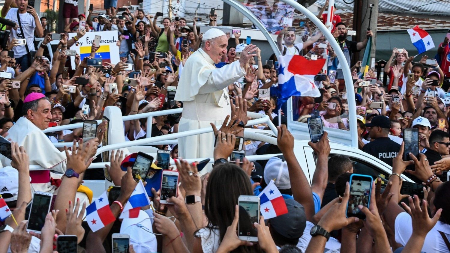 Giới trẻ nói: “Với giáo hoàng này, Giáo hội trở nên trẻ trung hơn”