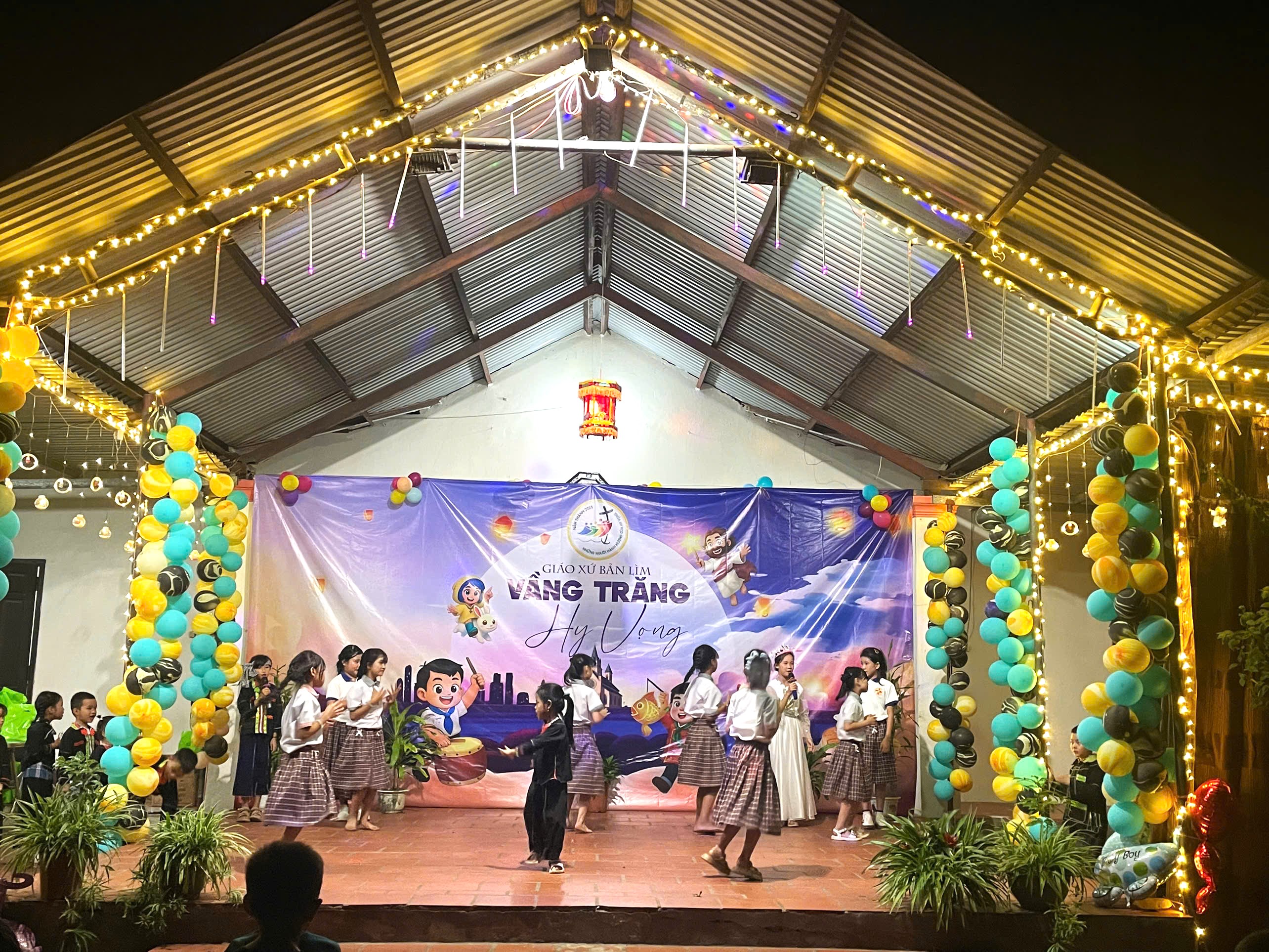 Giáo xứ Bản Lìm:  Đêm Trung thu “vầng trăng hy vọng”