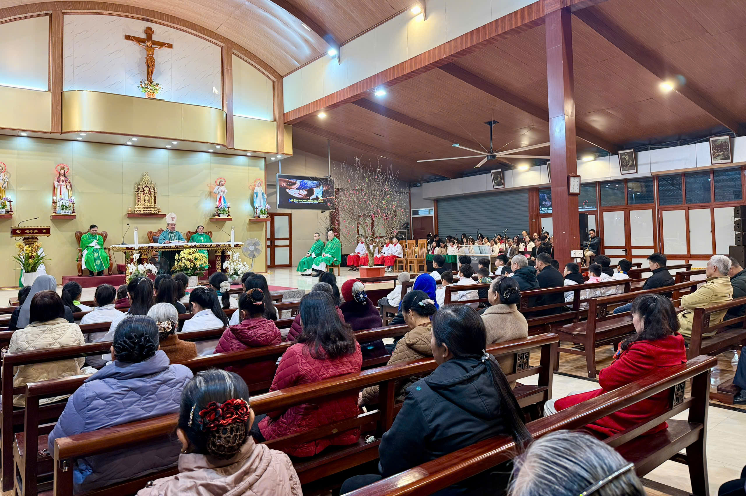 Giáo xứ Thanh Sơn chào đón Đức cha Giuse tới thăm mục vụ: “Hãy làm mọi việc vì vinh danh Chúa”