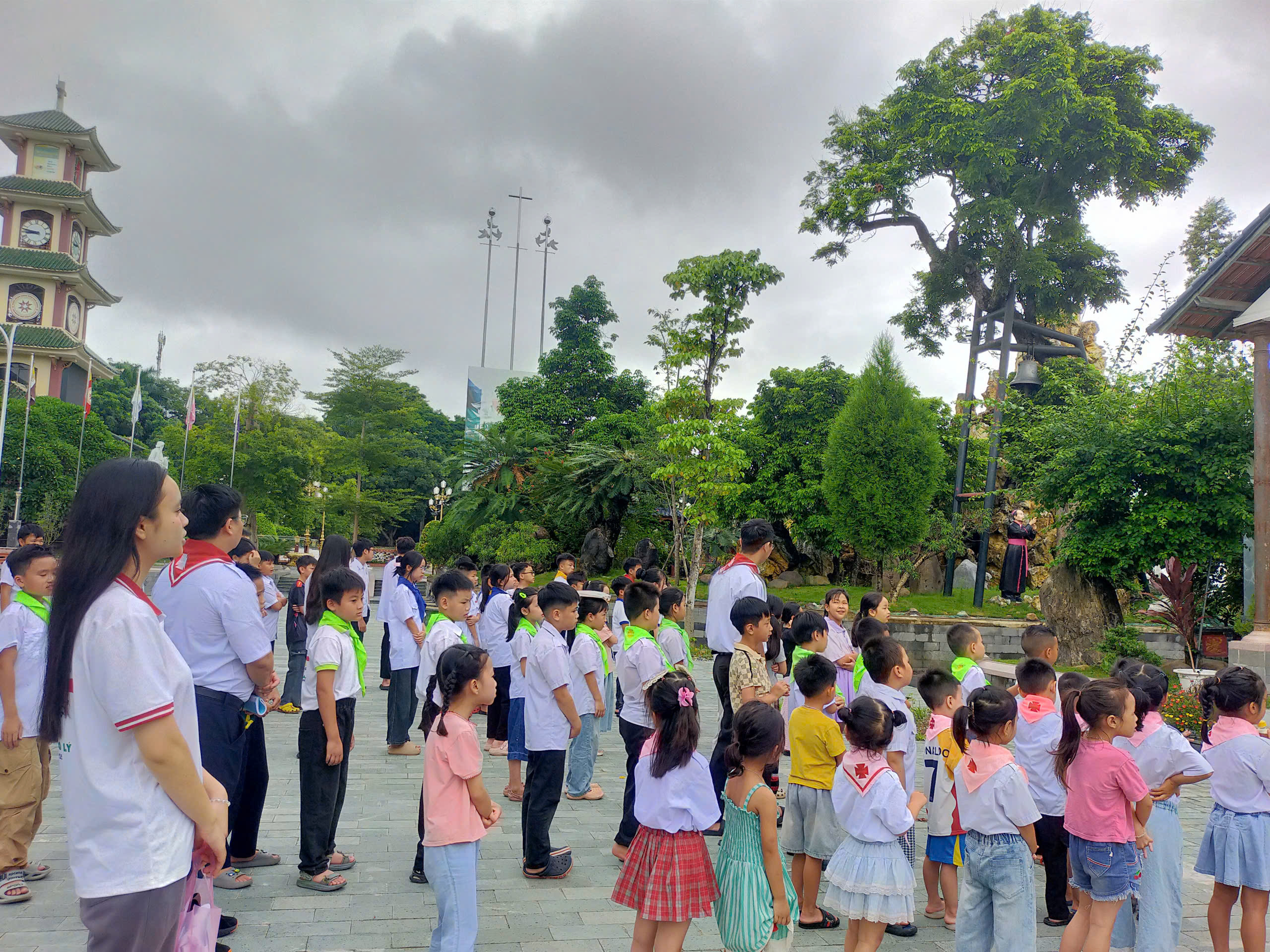 Thiếu nhi Thánh Thể Giáo xứ Chính Tòa thăm Nhà Truyền thống