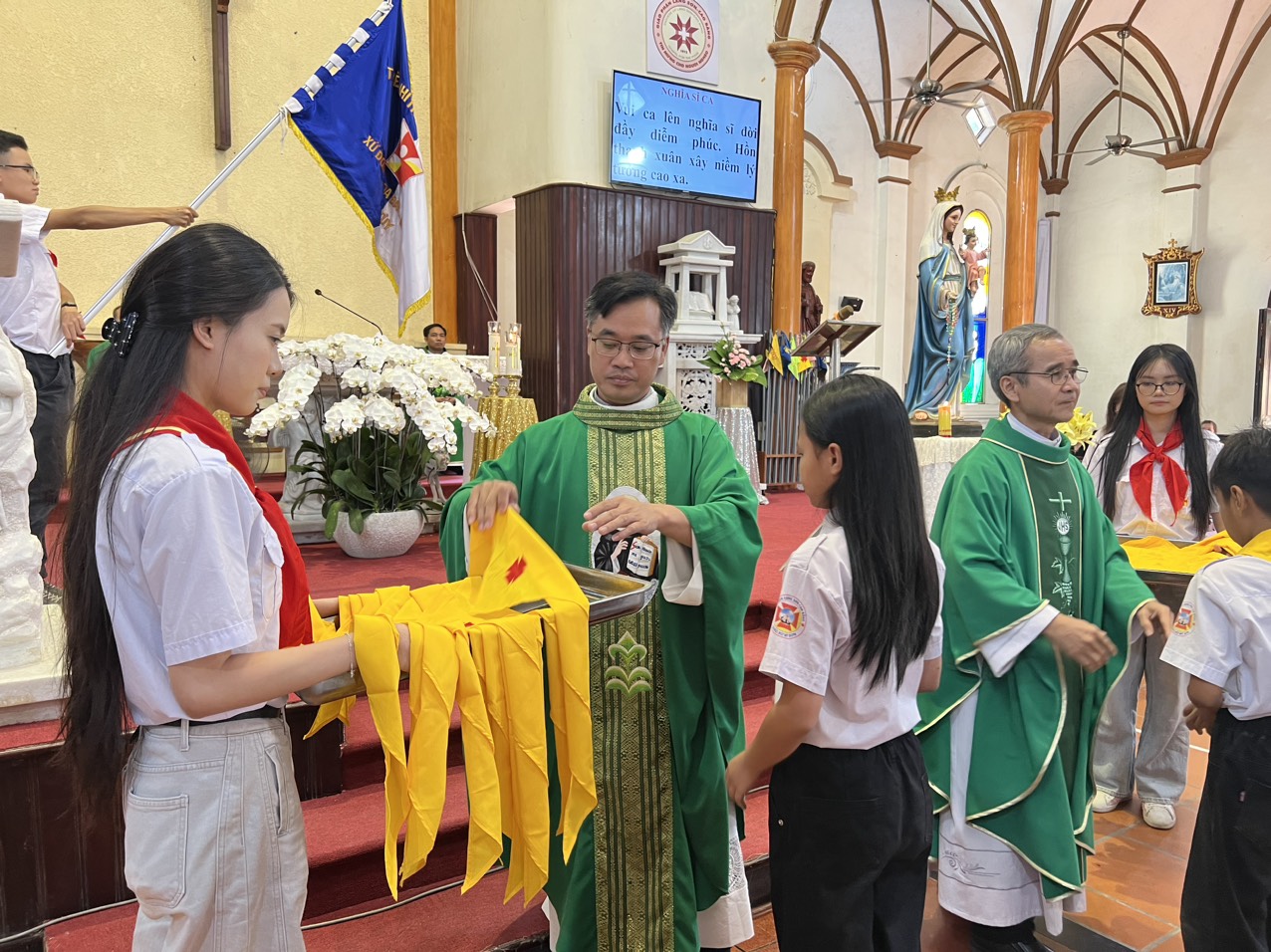 Giáo xứ Mỹ Sơn: Mừng lễ Thánh Phêrô Lê Tuỳ – Quan thầy Xứ đoàn Hoa Đào và nghi thức trao và lên khăn cho các em Thiếu nhi Thánh Thể