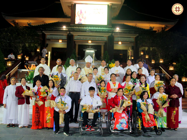Giáo xứ Cửa Nam: Mừng Lê Khánh Nhật Truyền Giáo và cử hành nghi thức khai tâm cho 14 anh chị dự tòng