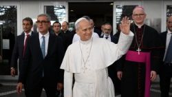Đức Thánh Cha Lêô XIV xuất viện, trở về Vatican