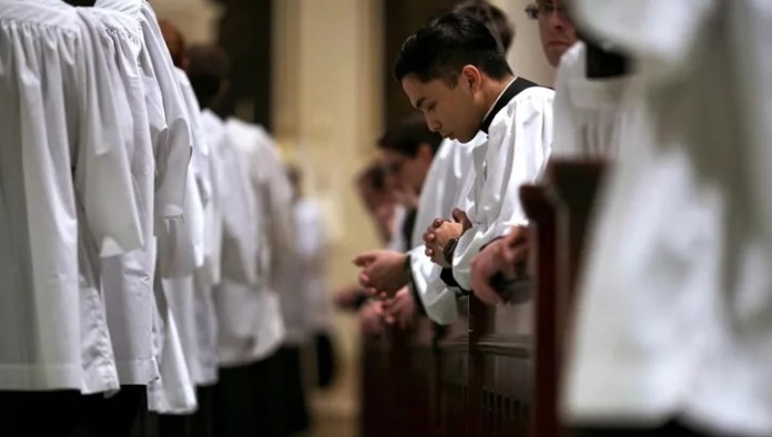 Tại Hoa Kỳ, các hiệp hội từ thiện xóa nợ cho sinh viên nào muốn đi tu làm tu sĩ hoặc linh mục