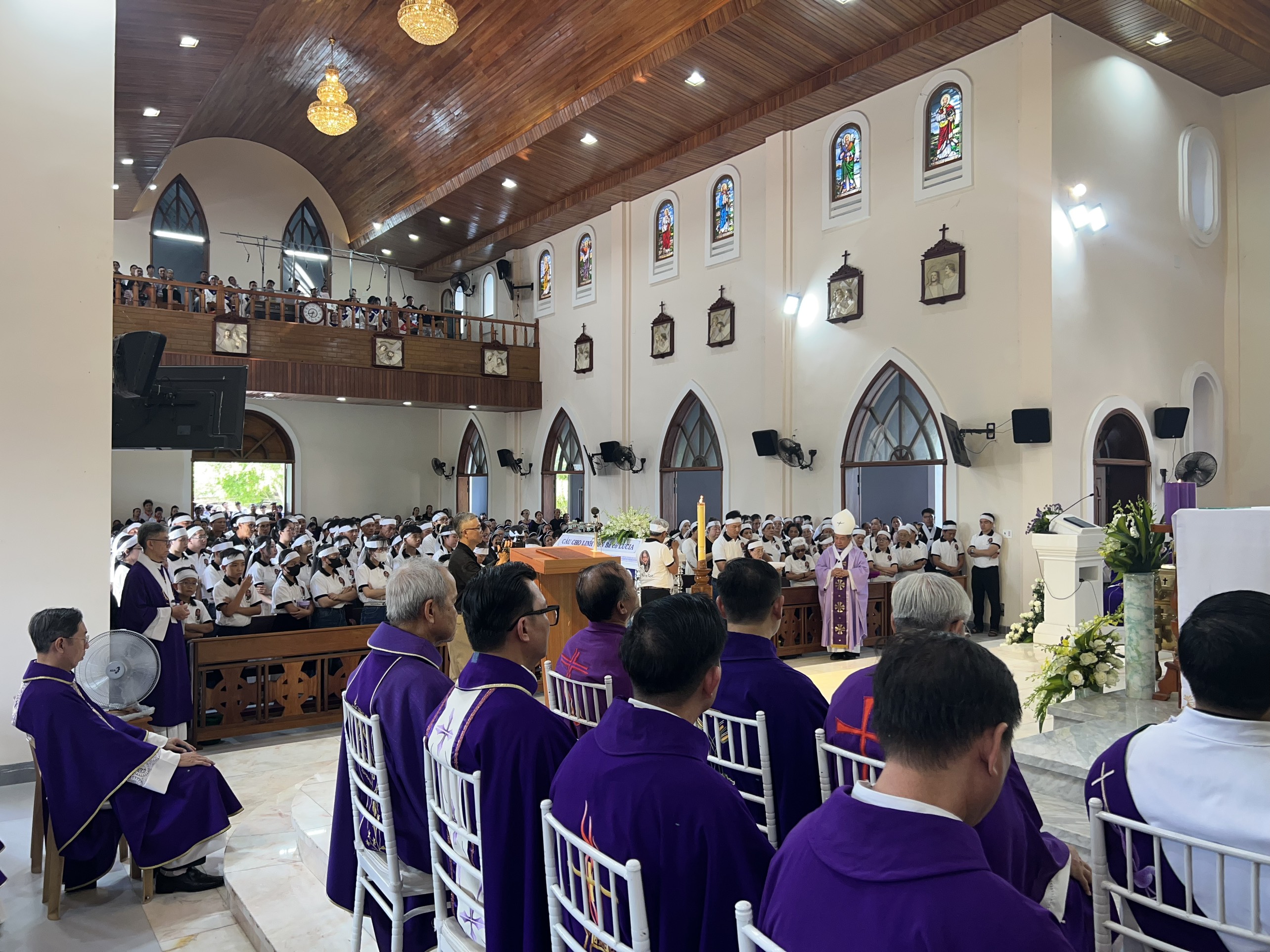 Thánh lễ An táng bà cố Lucia Nguyễn Thị Chín (thân mẫu Đức cha Giuse Châu Ngọ Tri, Giám mục Giáo phận Lạng Sơn – Cao Bằng