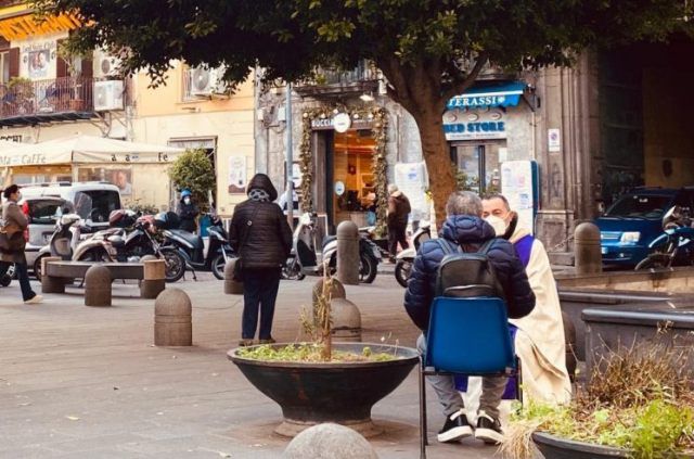 Ý: Linh mục Michel chăm sóc tâm linh qua việc giải tội ngoài đường phố