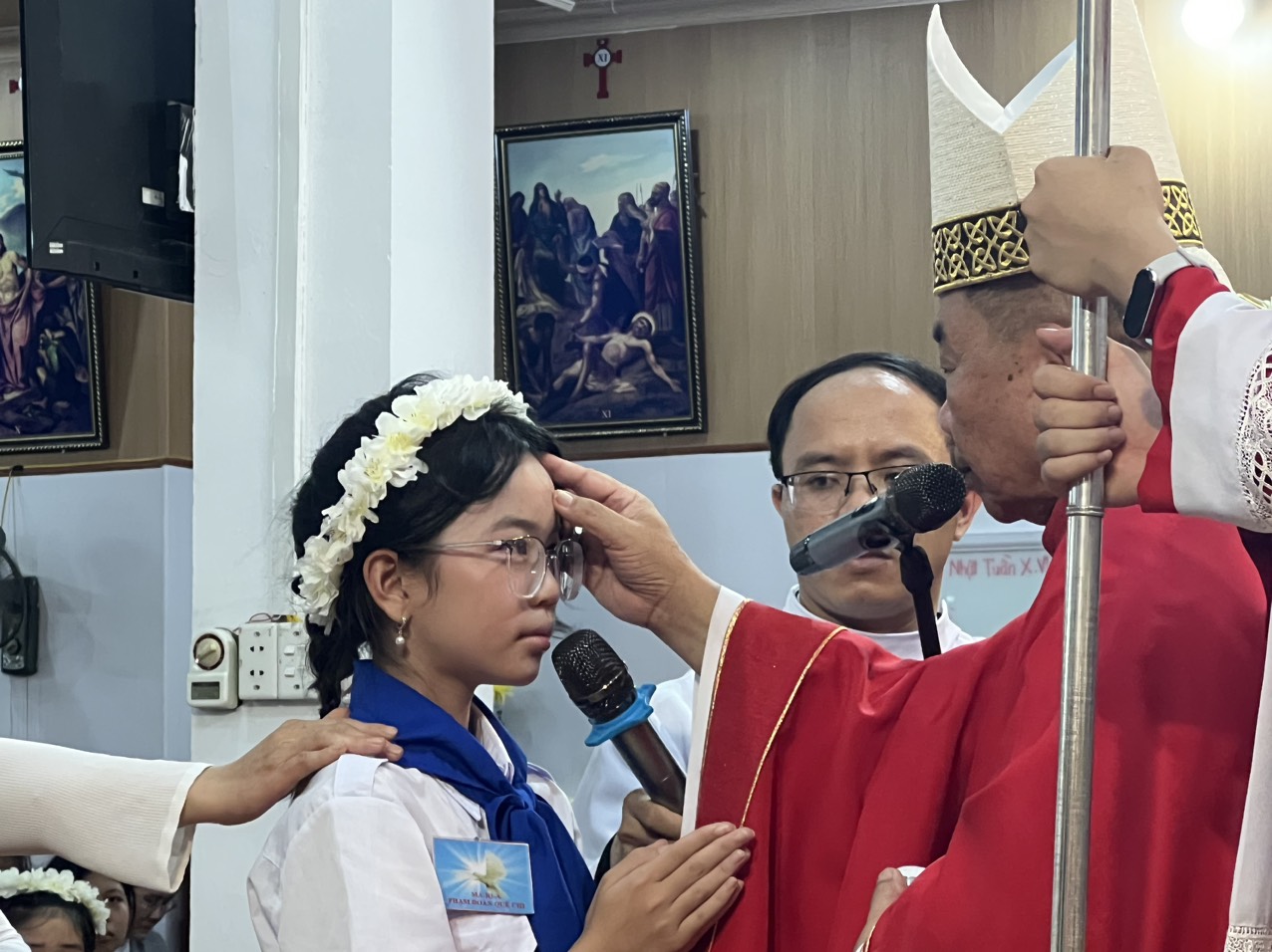 Gx. Nà Cáp: Đức Giám mục giáo phận thăm mục vụ và Cử hành Bí tích Thêm