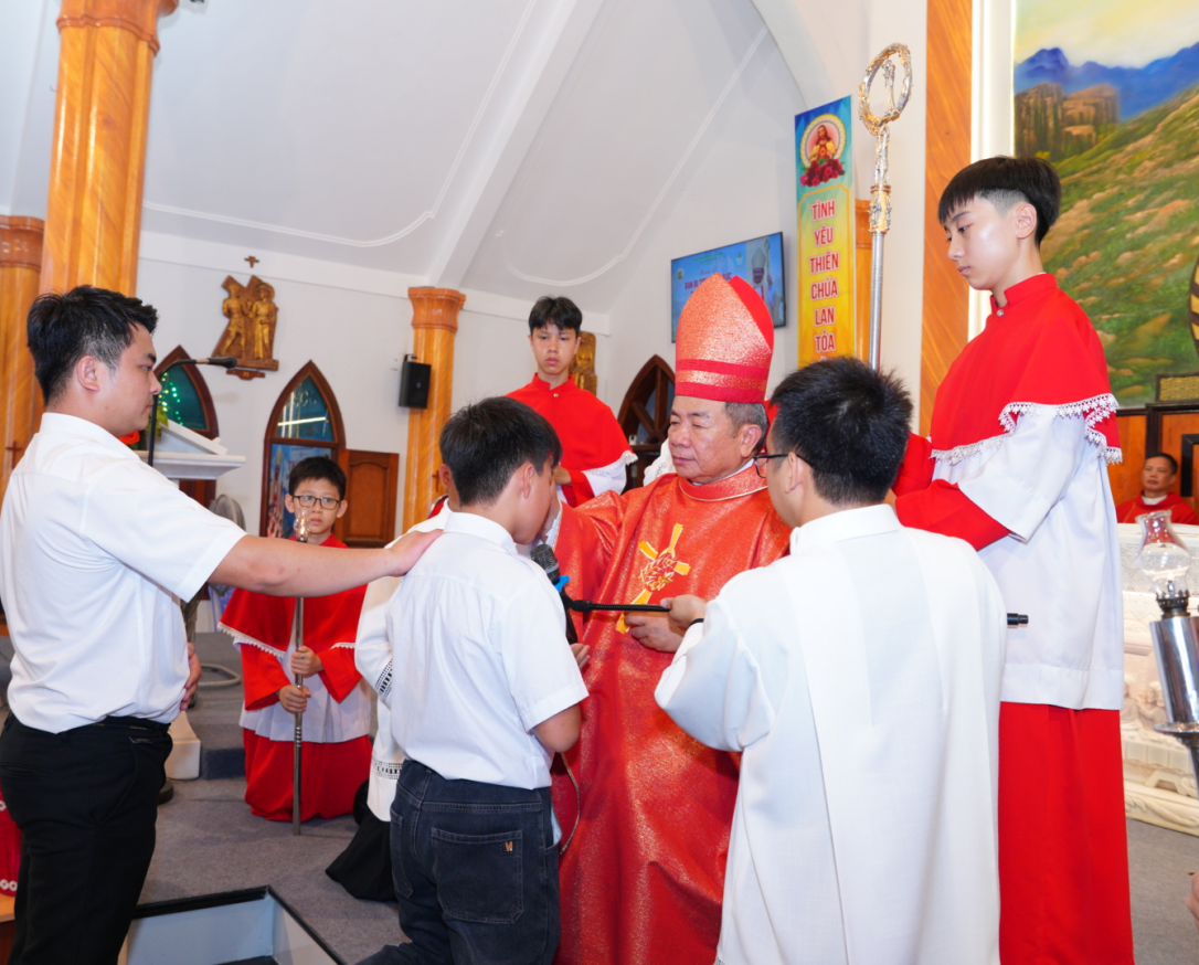 Giáo xứ Thánh Tâm (Hà Giang): Thánh lễ ban Bí tích Thêm Sức và Rước lễ lần đầu