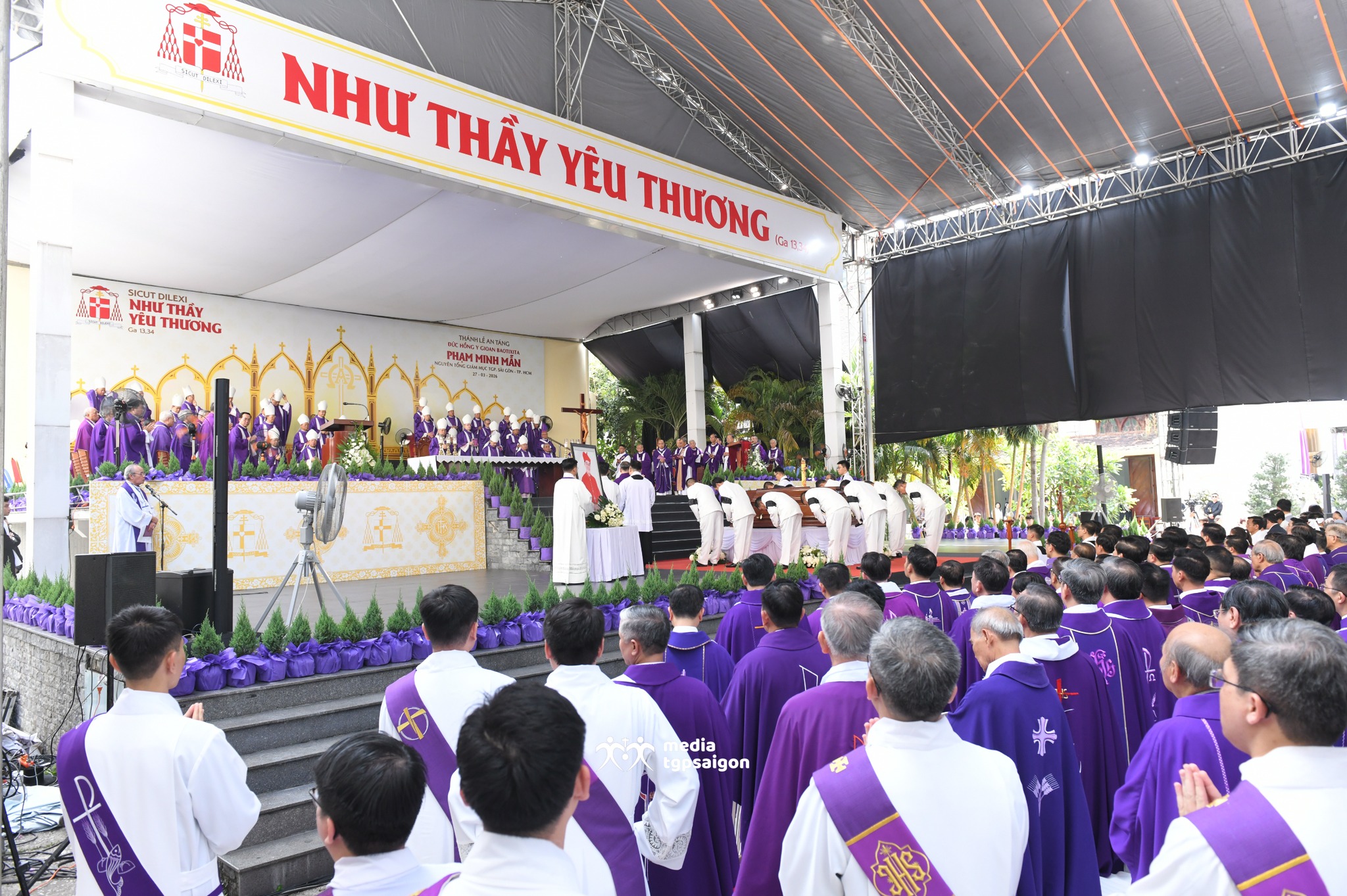 Nghi lễ di quan và Thánh lễ an táng Đức Hồng y Gioan Baotixita Phạm Minh Mẫn