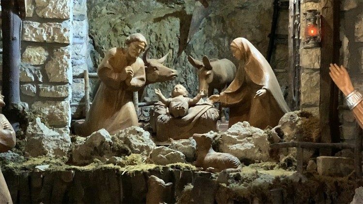 ĐTC ban ơn toàn xá cho tín hữu viếng hang đá Giáng Sinh tại nhà thờ dòng Phanxicô