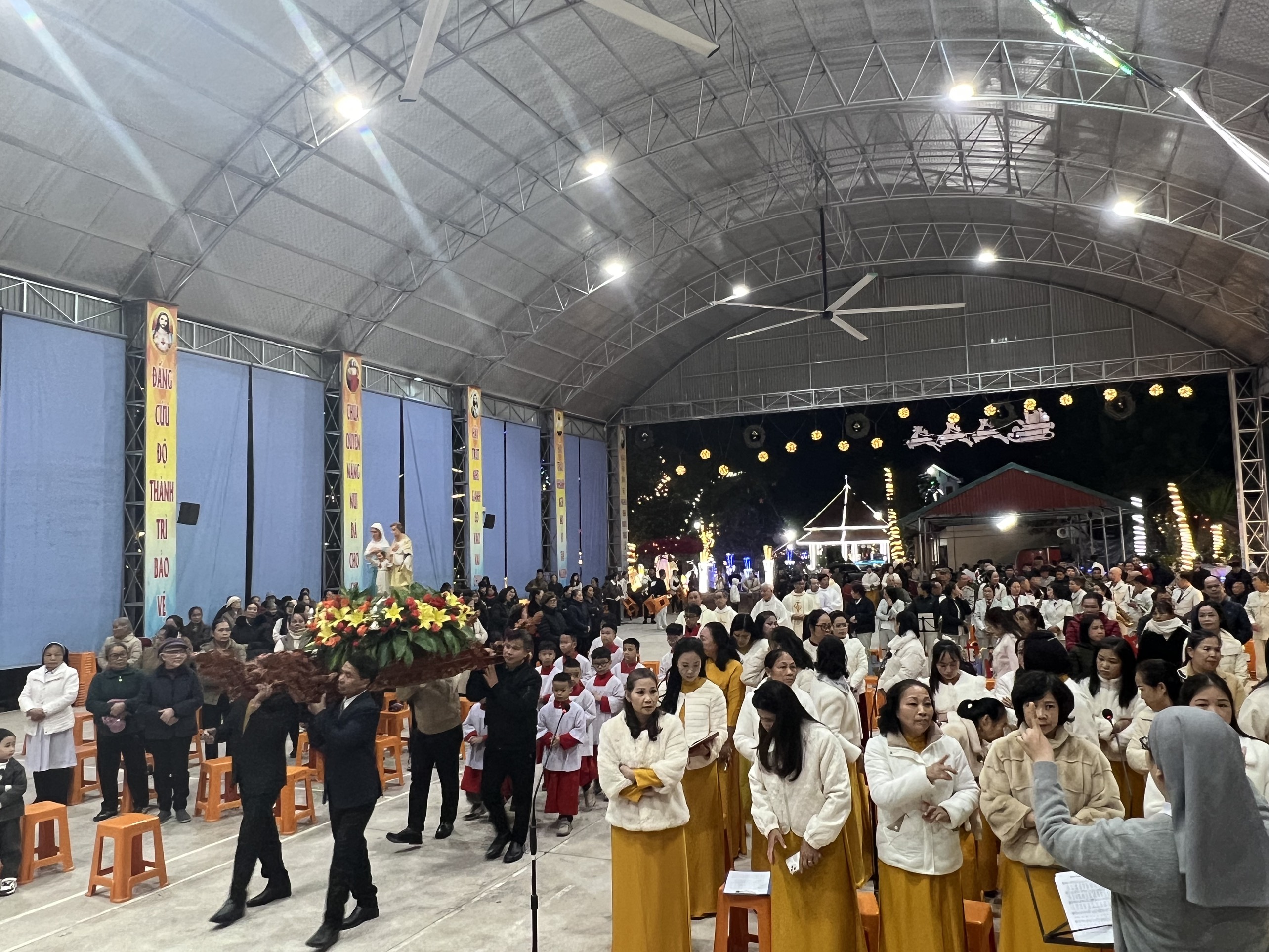 Giáo xứ Mỹ Sơn: Mừng lễ Thánh Gia – Bổn mạng ca đoàn Gia trưởng và Hiền mẫu