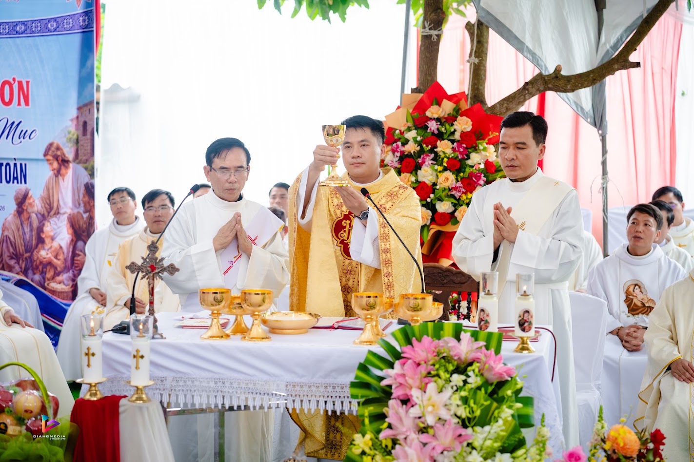 Giáo họ Hạ Lũng (Gx.Đồng Đăng): Thánh lễ tạ ơn của Tân linh mục người Tày đầu tiên tại Việt Nam