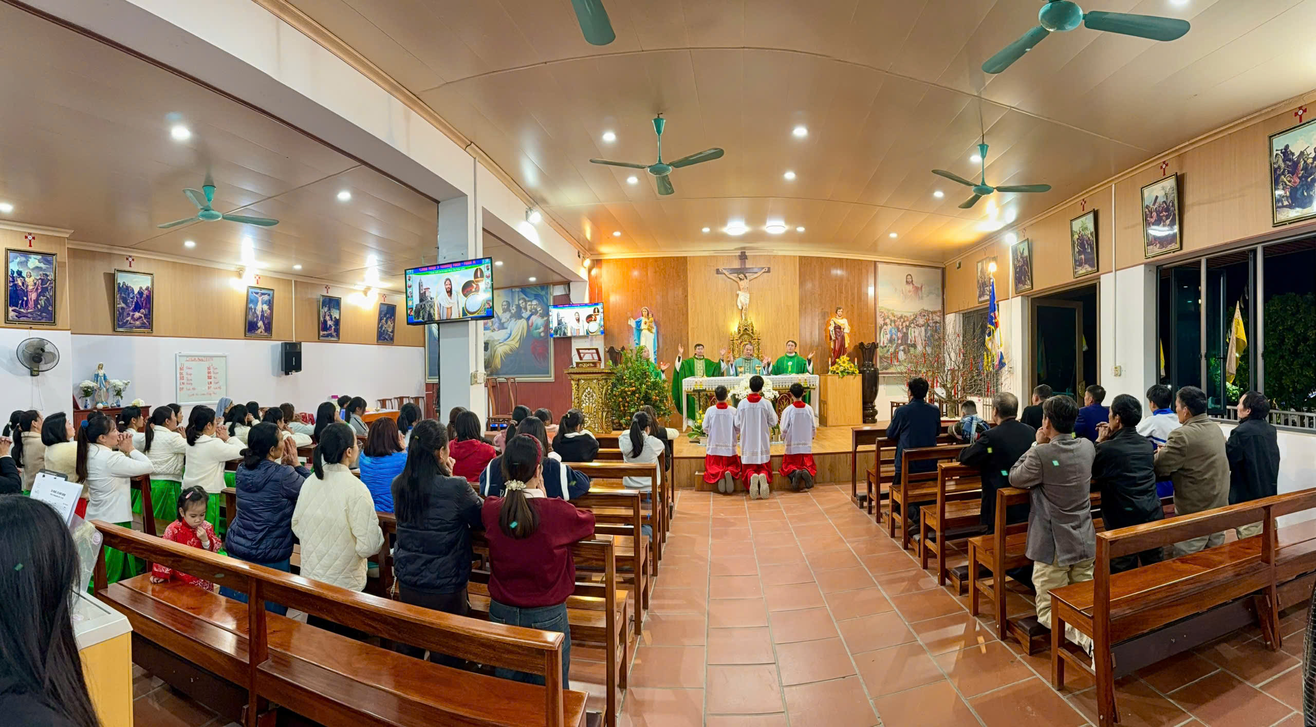 Đức cha Giuse thăm và dâng lễ Tất niên tại Giáo xứ Nà Cáp: “Dâng trọn tâm tình”