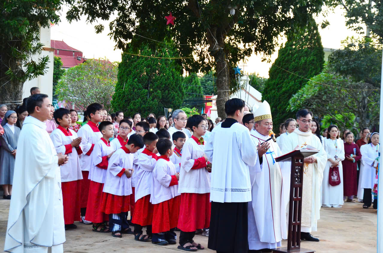 Giáo xứ Mỹ Sơn: Mừng lễ Đức Mẹ Mân Côi và làm phép khu đất xây dựng Nhà Mục vụ mới