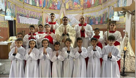 Tám trẻ em rước lễ lần đầu tại Giáo xứ Thánh Gia ở Dải Gaza