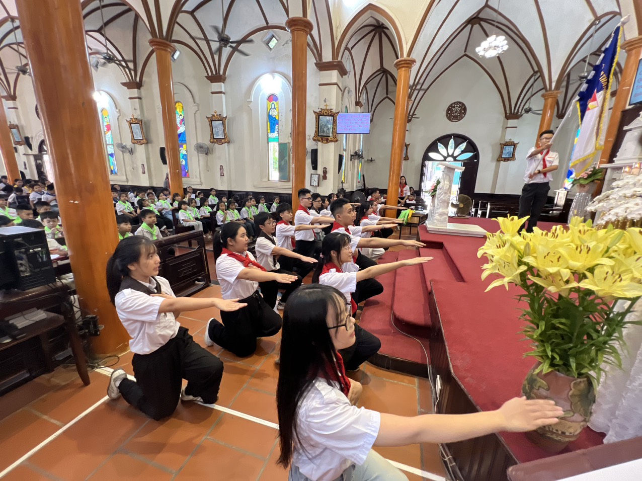 Giáo xứ Mỹ Sơn: Mừng lễ Thánh Phêrô Lê Tuỳ – Quan thầy Xứ đoàn Hoa Đào và nghi thức trao và lên khăn cho các em Thiếu nhi Thánh Thể