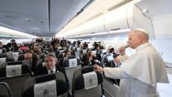 [Tông du Algeria] Đức Thánh Cha: "Tôi không phải là chính trị gia, tôi nói về Phúc Âm. Tôi nói với các nhà lãnh đạo thế giới: chấm dứt chiến tranh"