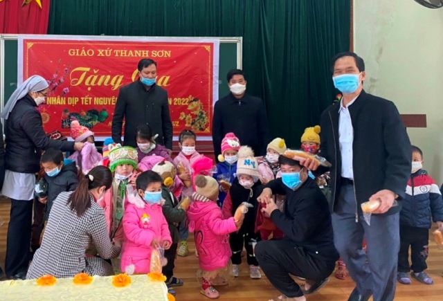 Giáo xứ Thanh Sơn tặng quà cho các em học sinh tại trường tiểu học xã Hồng Việt