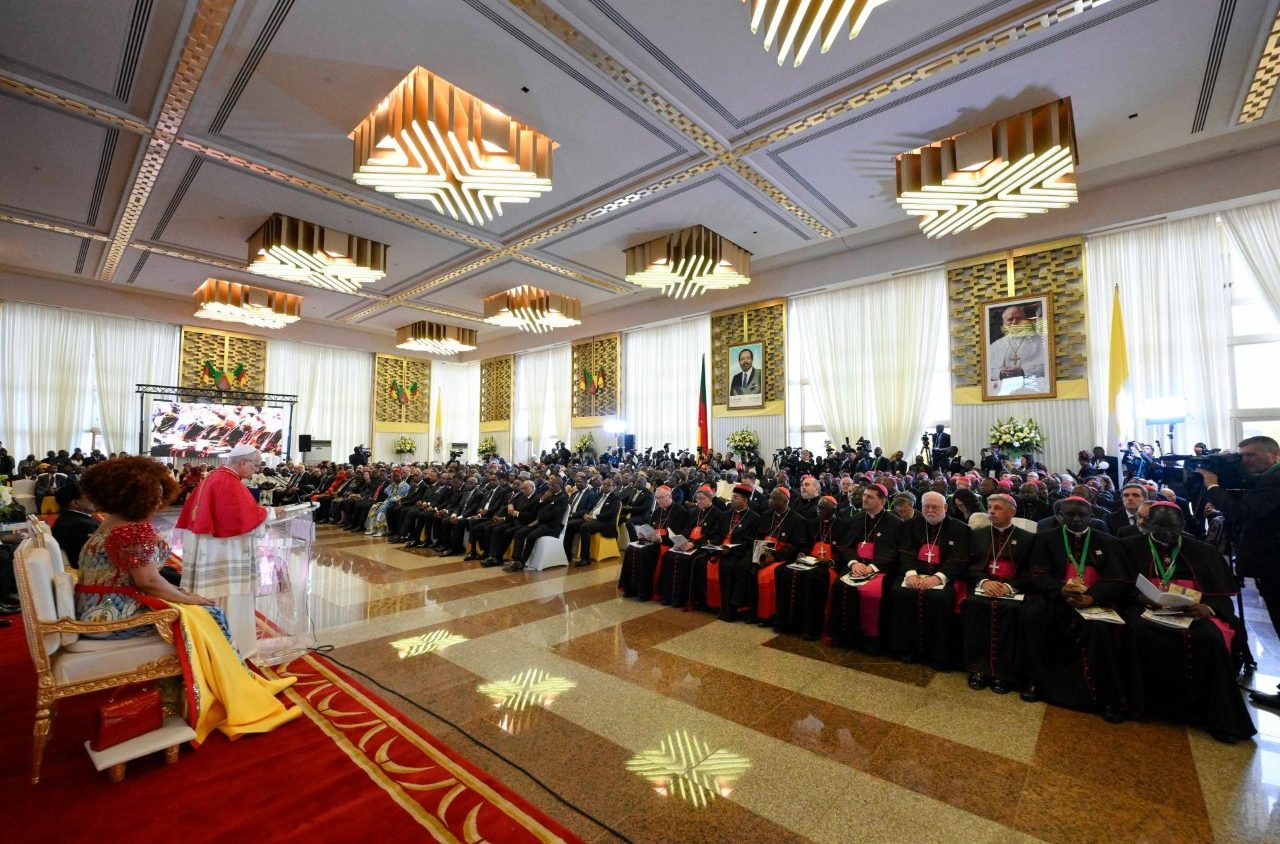 [Tông du Camerun] Đức Thánh Cha Lêô XIV gặp gỡ chính quyền, xã hội dân sự và ngoại giao đoàn