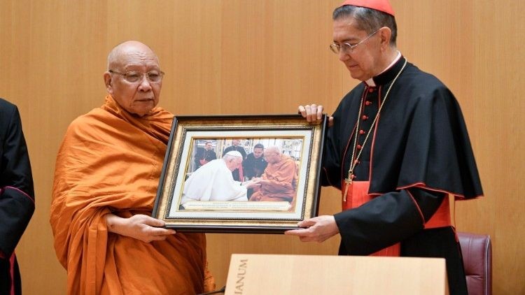 Phái đoàn Phật giáo Thái Lan viếng thăm Toà Thánh và cầu nguyện cho ĐTC Phanxicô