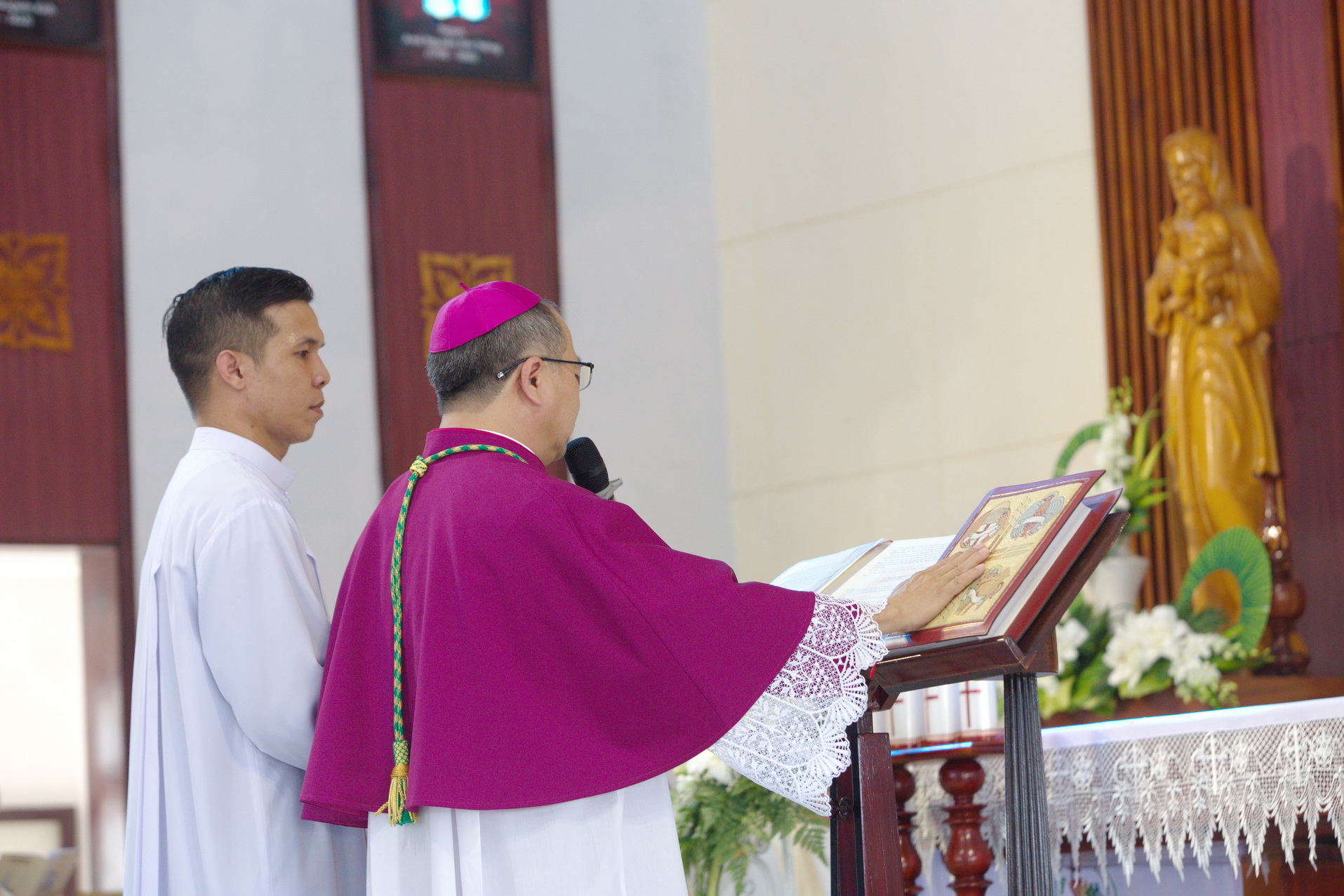 Nghi thức tuyên xưng đức tin và tuyên thệ trung thành của Đức Giám mục Gioan Baotixita Nguyễn Quốc Hưng