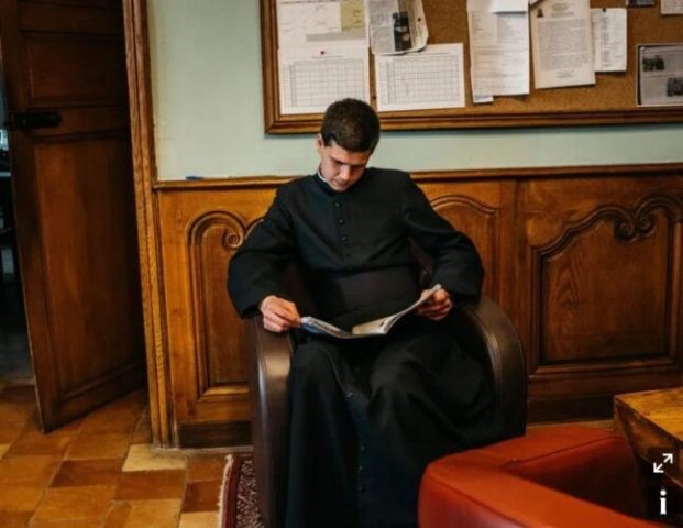 Sơ lược lịch sử áo chùng, các linh mục tương lai của Pháp rất chuộng áo chùng