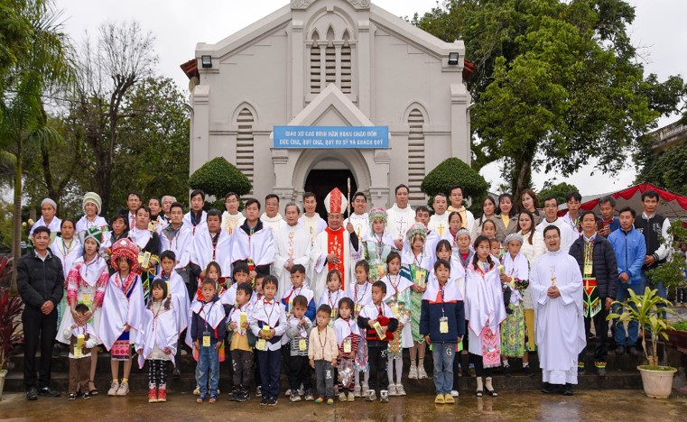 Giáo xứ Cao Bình: vui mừng với 47 anh chị em lãnh nhận các Bí tích Khai tâm Kitô giáo