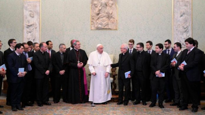 Vấn đề của giáo hoàng với các chủng sinh và linh mục trẻ ngày nay