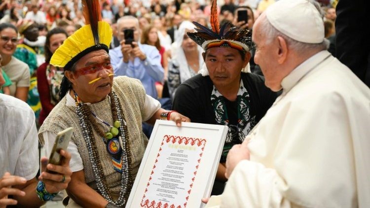 ĐTC được tặng một bản Kinh Lạy Cha bằng tiếng “pano” của miền Amazon