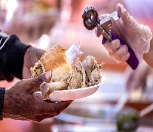 Các nữ tu Hoa Kỳ phục vụ hàng ngàn bữa ăn cho người nghèo nhân dịp lễ Tạ Ơn (Thanksgiving)