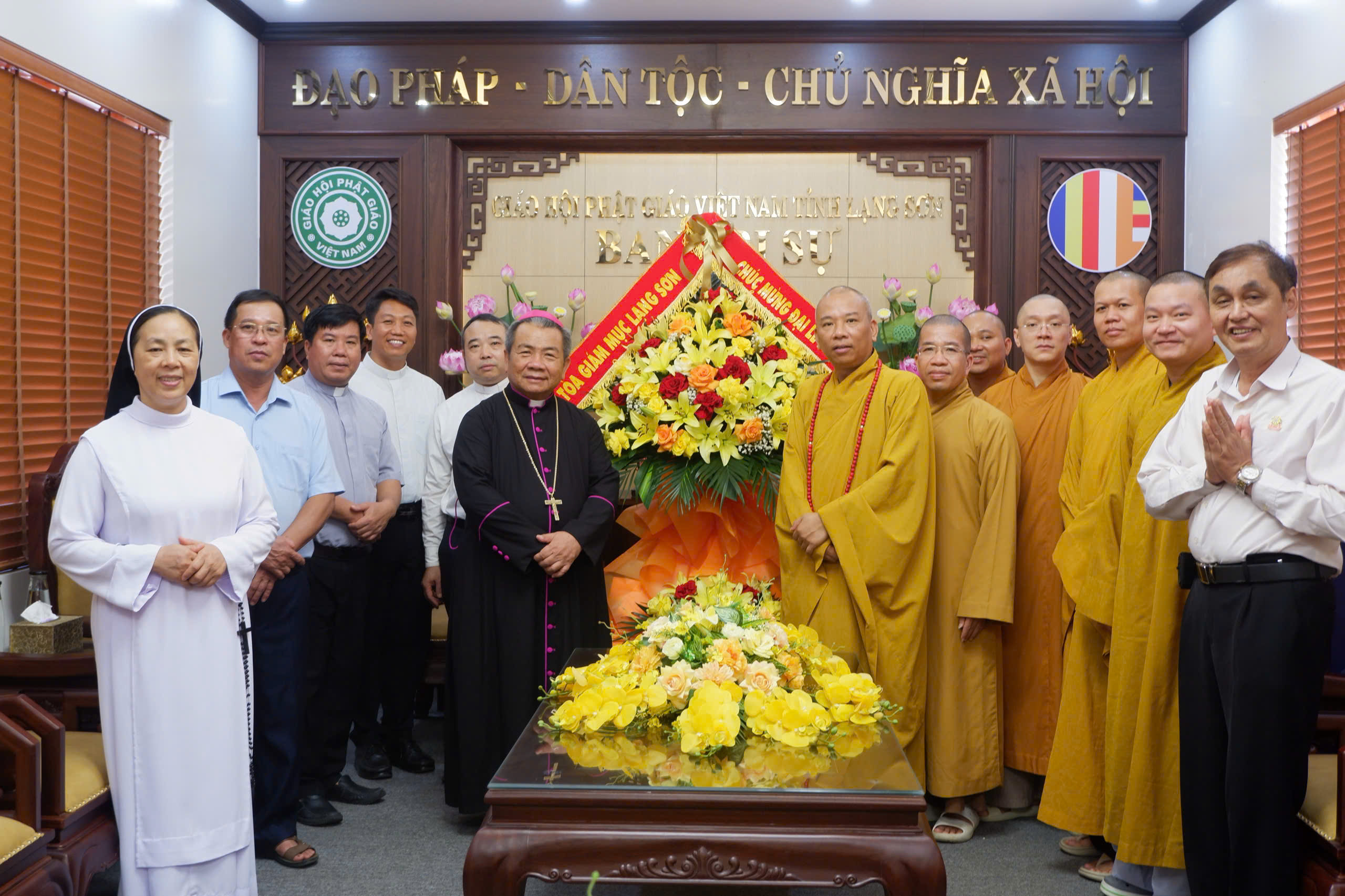 Giáo phận Lạng Sơn – Cao Bằng: Phái đoàn Tòa Giám mục  thăm và chúc mừng Đại lễ Phật đản PL.2570 – DL.2026