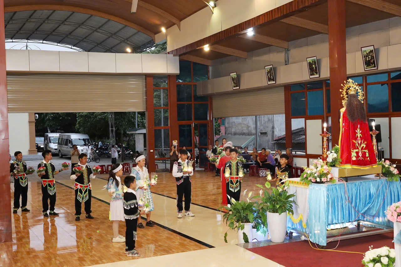 Giáo hạt Cao Bằng hiệp dâng hoa kính Đức Mẹ – Muôn tấm lòng con thảo dâng Mẹ Maria