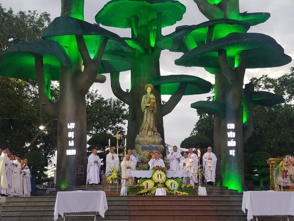 Thánh lễ bế mạc Đại hội Thiếu Nhi Thánh Thể Việt Nam: Thiên Chúa hạ mình nhận con người là đối tác, là bình đẳng