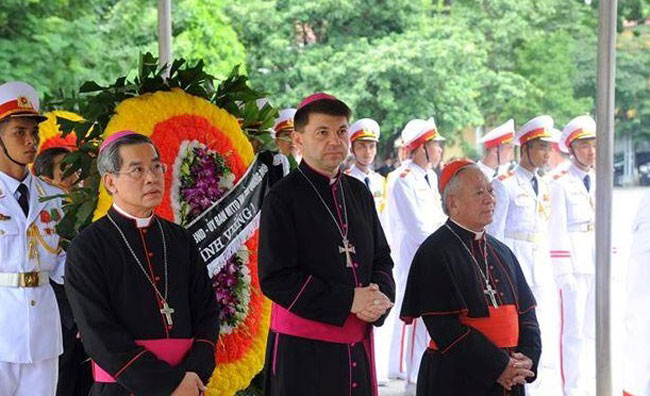 Đại diện Tòa Thánh và HĐGMVN viếng cố Chủ tịch Trần Đại Quang