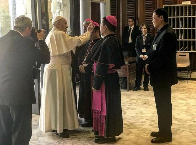 Đức Phanxicô ban phép lành cho hai giám mục Trung Quốc trước khi hai giám mục ra về