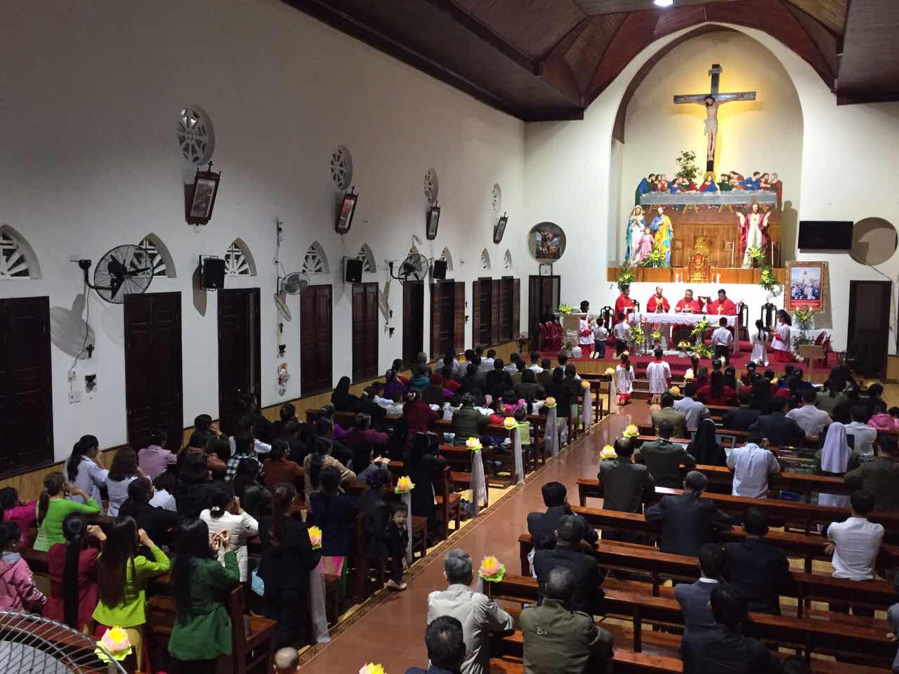 Thánh lễ Ban Bí tích Thêm Sức tại Giáo xứ Tà Lùng.