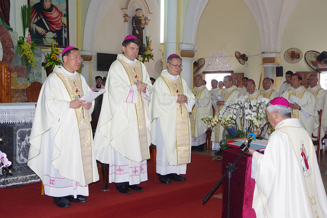 Đức Cha Anphong Nguyễn Hữu Long chính thức nhận sứ vụ mục tử tại Giáo phận Vinh