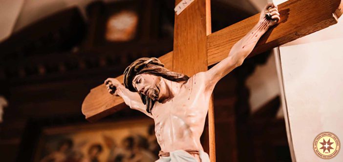 Tại sao người Công giáo sử dụng cây thánh giá để diễn tả Chúa Giêsu trên thập giá?