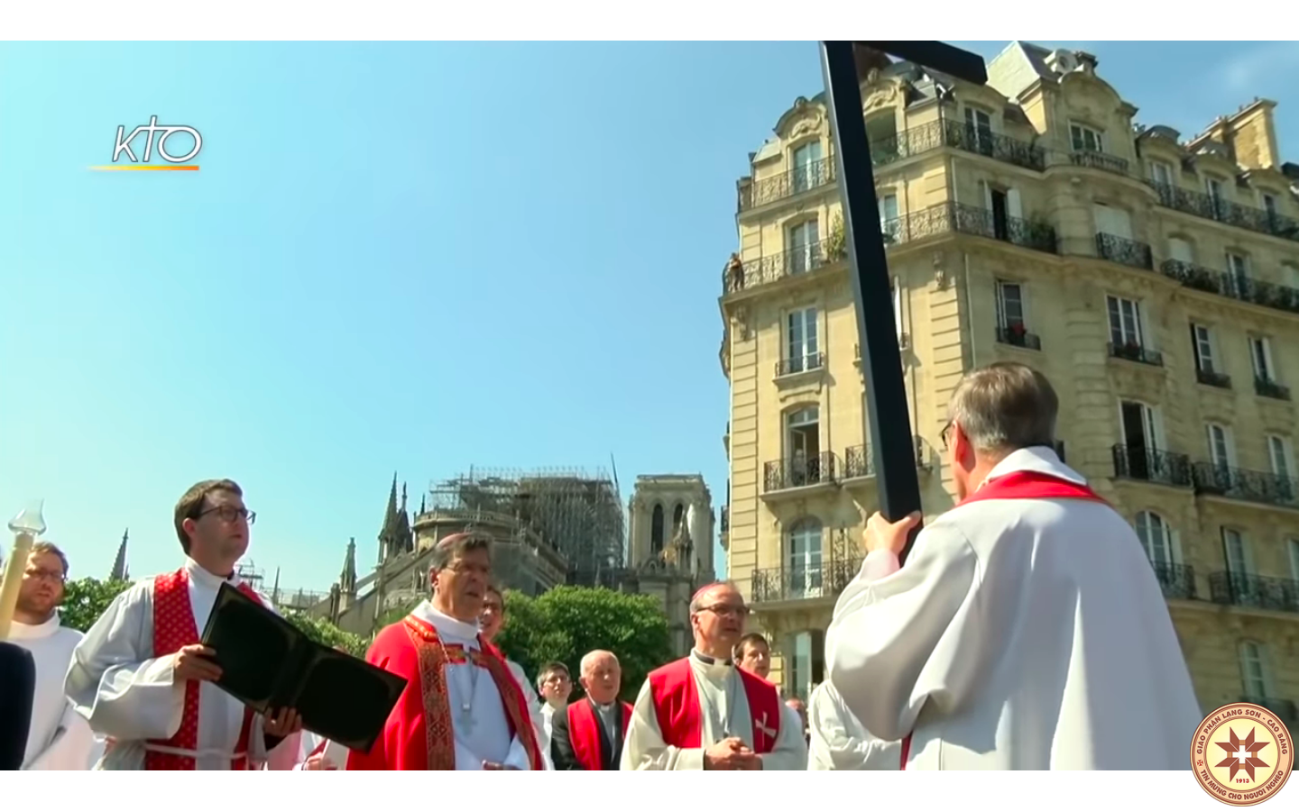 Đàng Thánh Giá cảm động và đông đảo của các tín hữu Pháp sau khi Notre-Dame de Paris bị thiêu rụi