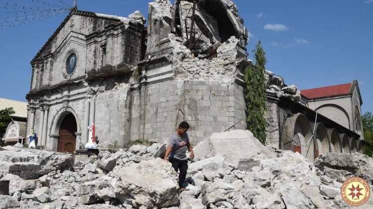 Đức Hồng Y Bo cầu nguyện cho nạn nhân trận động đất tại Phi Luật Tân
