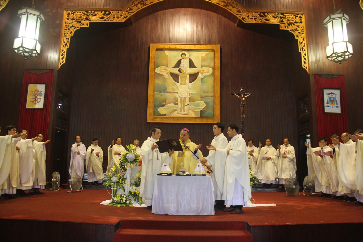 Sáng thứ Năm Tuần Thánh: Thánh lễ truyền Dầu và ý nghĩa các loại Dầu trong Phụng vụ Công giáo