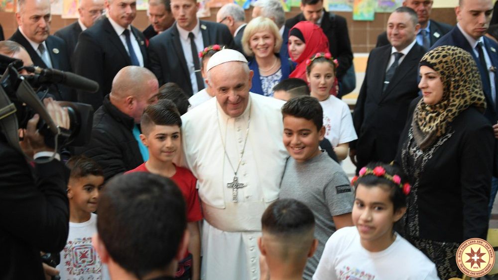 Đức Thánh Cha viếng thăm trại tị nạn tại Bulgari