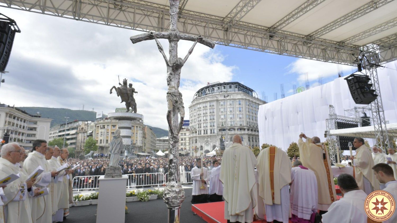 Đức Thánh Cha dâng Thánh Lễ tại quảng trường Macedonia