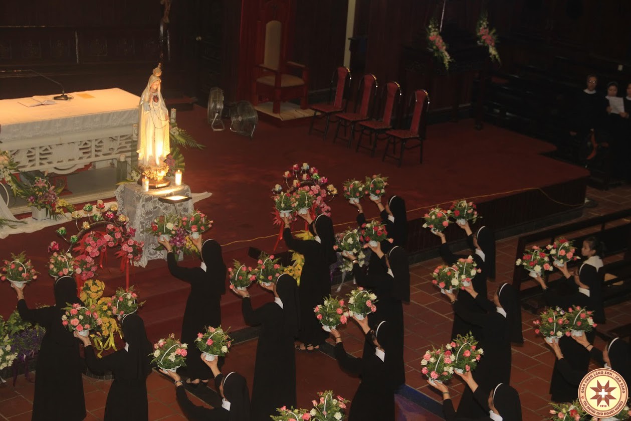 Các nữ tu Hội dòng Mân Côi Bùi Chu dâng hoa Đức Mẹ tại Nhà thờ Chính Toà Lạng Sơn.